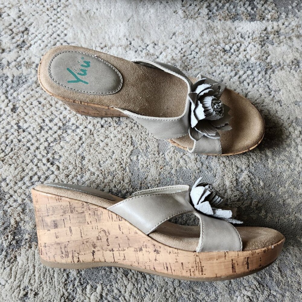 Yuu Shoes  Sz 7 Renny Platform Wedge Slip On Wedge Beige Faux Leather Flower